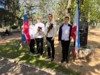 Память поколений: возложение цветов в Сквере Победы.