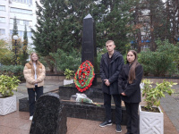 Возложение цветов к памятнику ко Дню Героя Отечества