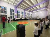 Награждение наших серебряных призеров с их спортивными достижениями на линейке